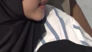 Jilbab Hitam Memek Gundul Malu di Rekam