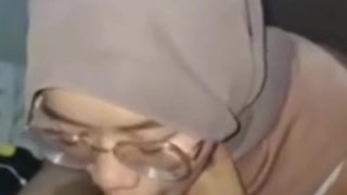Hijab Kacamata Suka di Atas