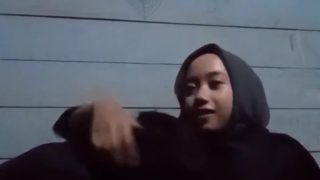 Abg Hijab Hitam Kelihatan Kalem Tapi Doyan Sepong Kontol