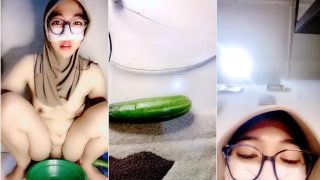 NiKKy Hijab Tocil Colmek Pakai Timun Squirt